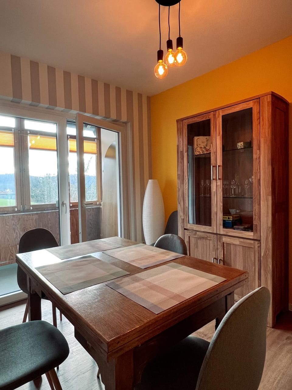 Photo of the whole room, Dining area