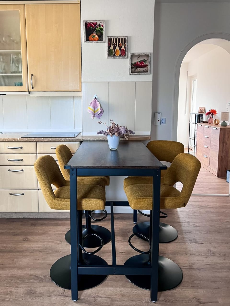 Kitchen or kitchenette, Seating area, stove