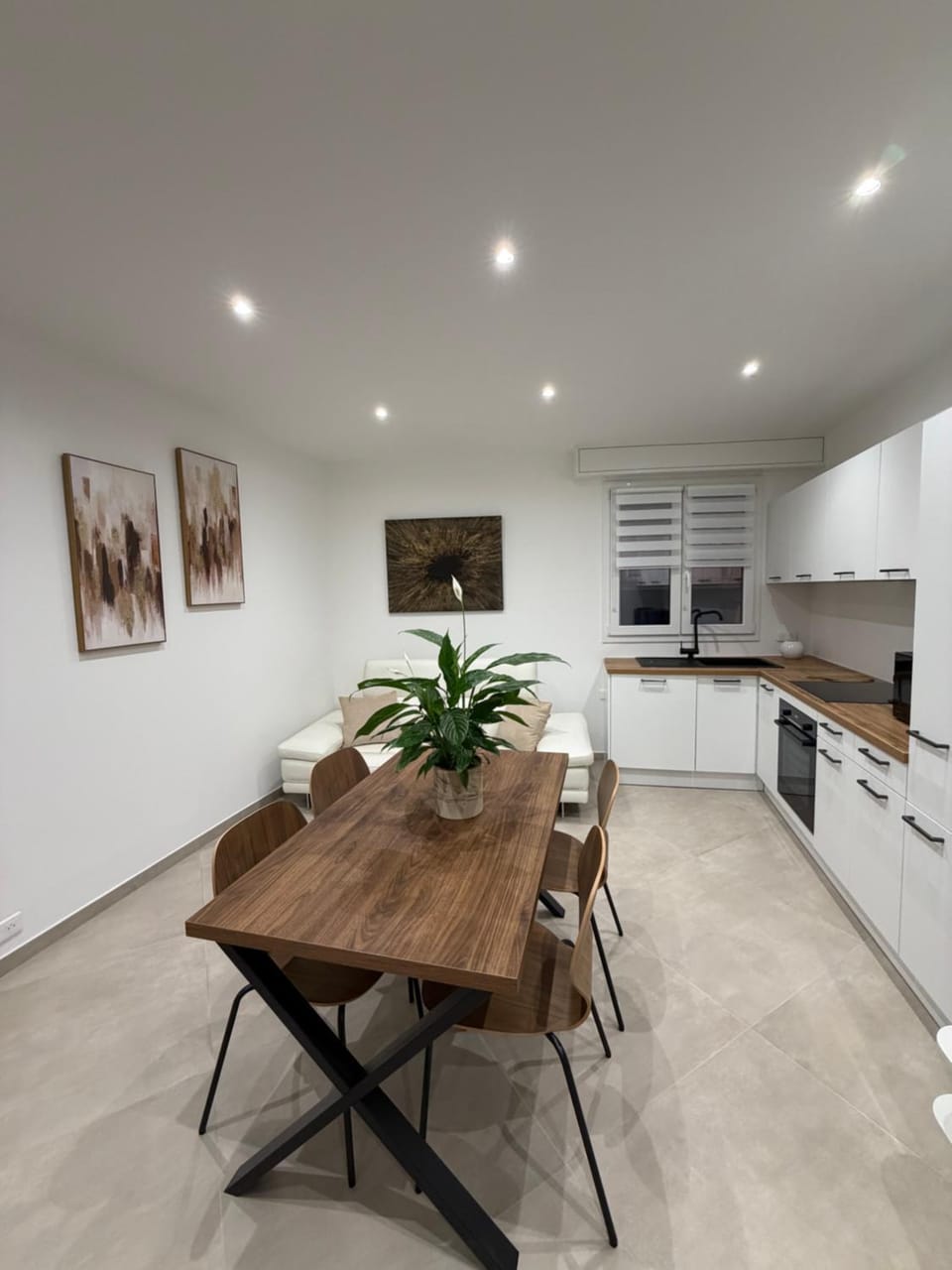 Communal lounge/ TV room, TV and multimedia, Kitchen or kitchenette, Living room, stove, kitchen