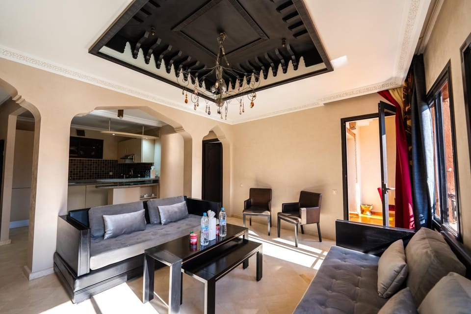 Communal lounge/ TV room, TV and multimedia, Living room, Seating area, Dining area