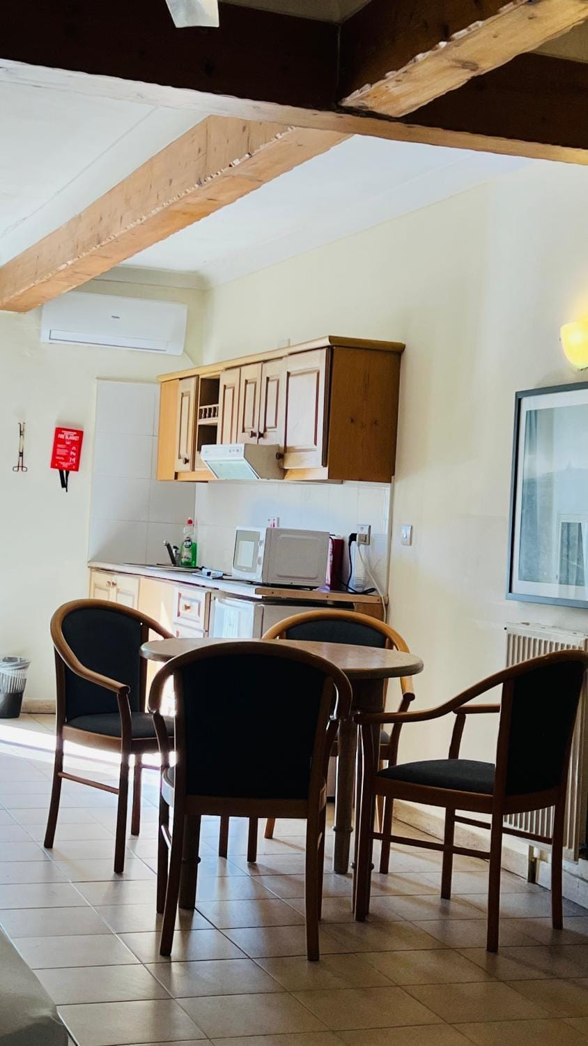 Kitchen or kitchenette, Dining area, minibar, stove