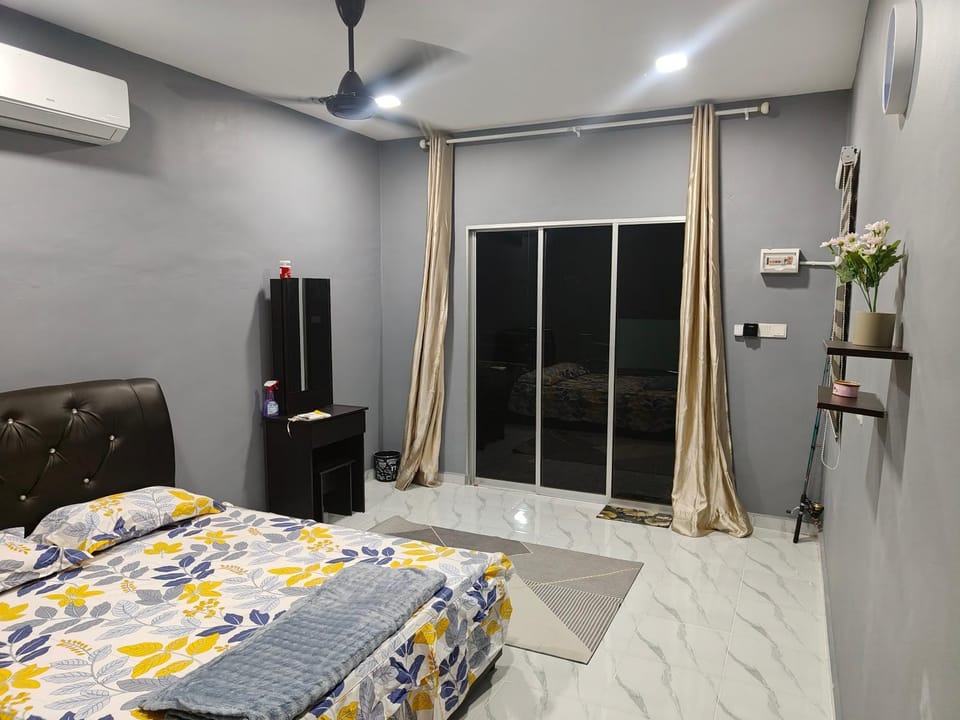 Bed, Living room, Bedroom, wardrobe, air conditioner