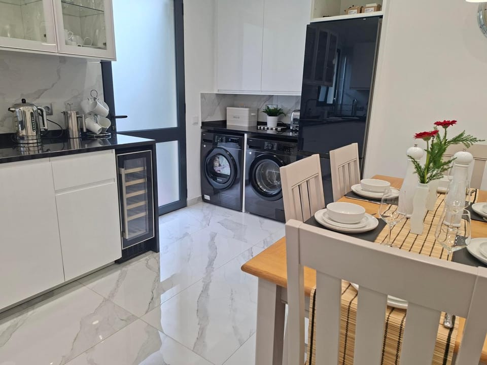Coffee/tea facilities, Kitchen or kitchenette, Dining area, toaster