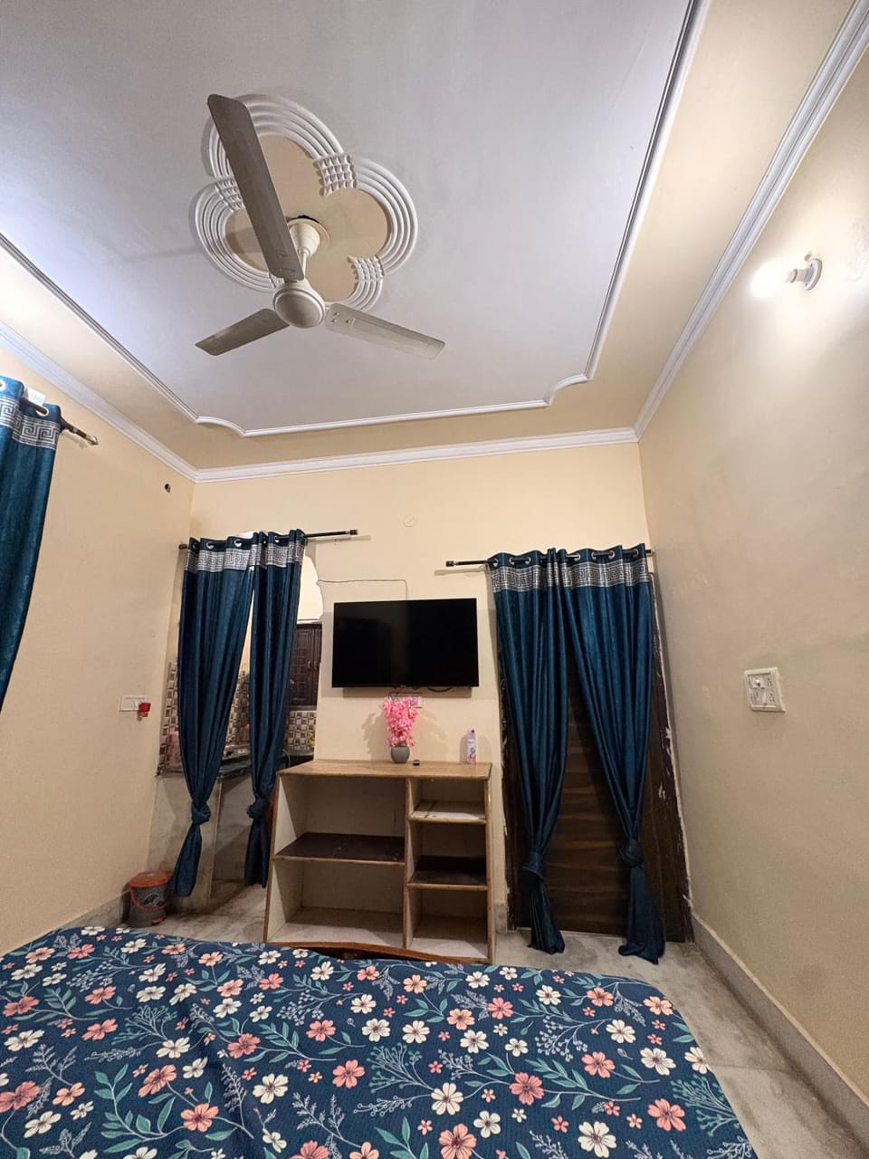 Lazy Sunday Stay Apartment in Delhi