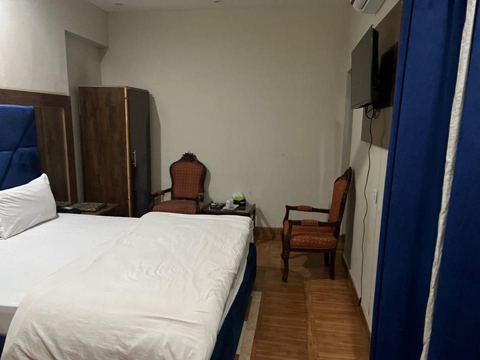Bed, TV and multimedia, Bedroom