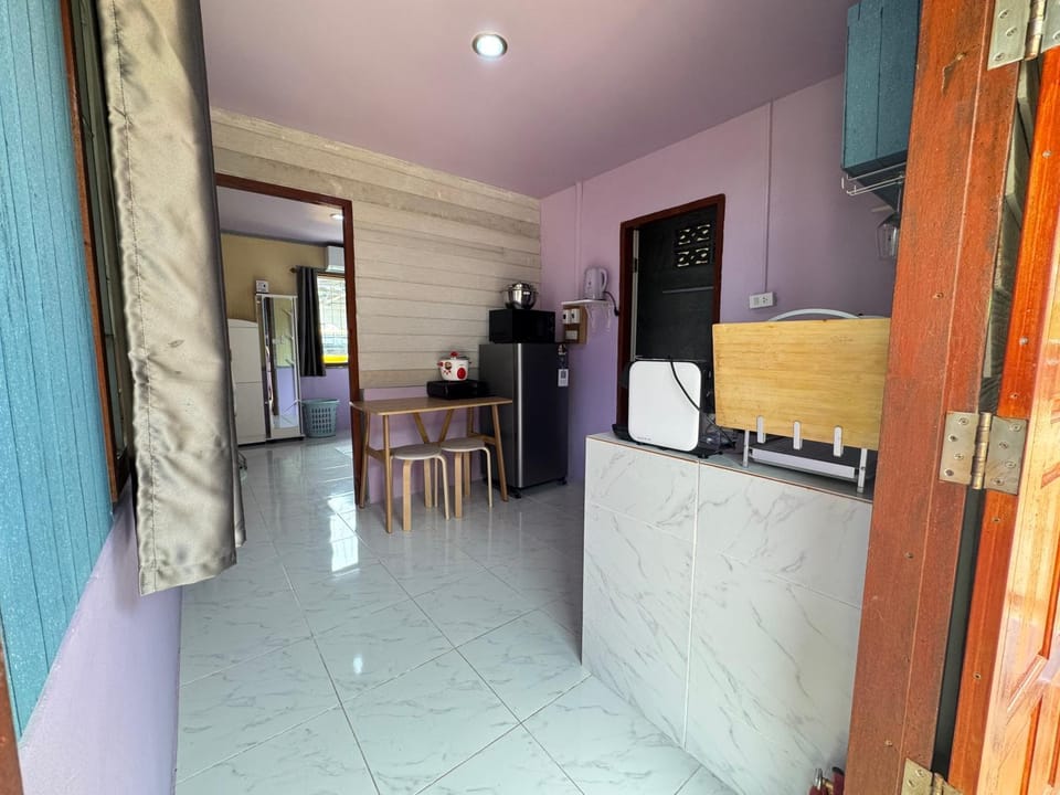 Kitchen or kitchenette, Dining area, stove