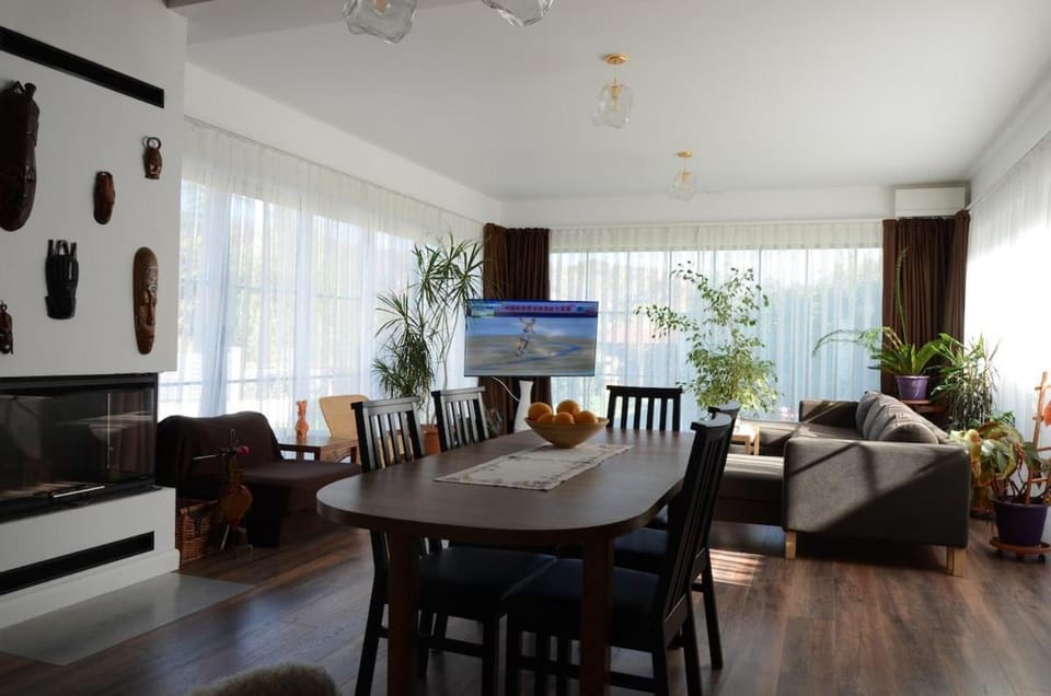 Communal lounge/ TV room, TV and multimedia, Living room, Seating area, Dining area