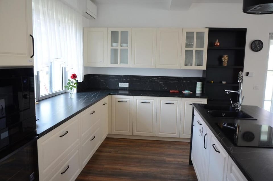 Kitchen or kitchenette, dishwasher, pet friendly, stove