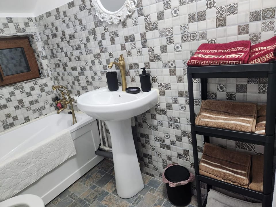 Bathroom, Bath, towels