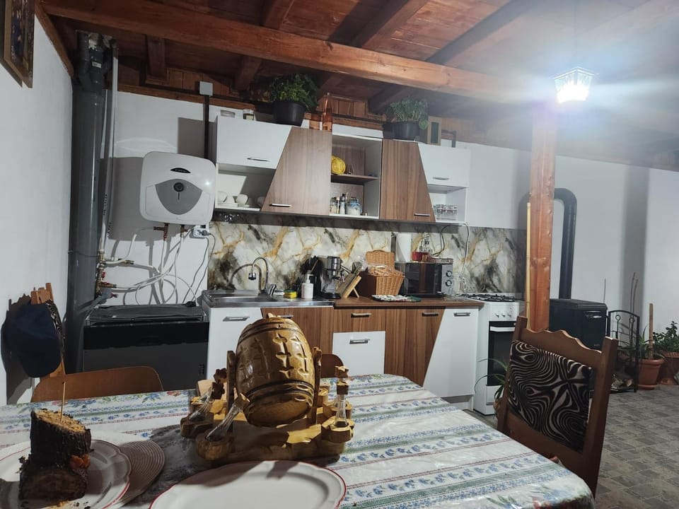 Kitchen or kitchenette, Food and drinks, Dining area