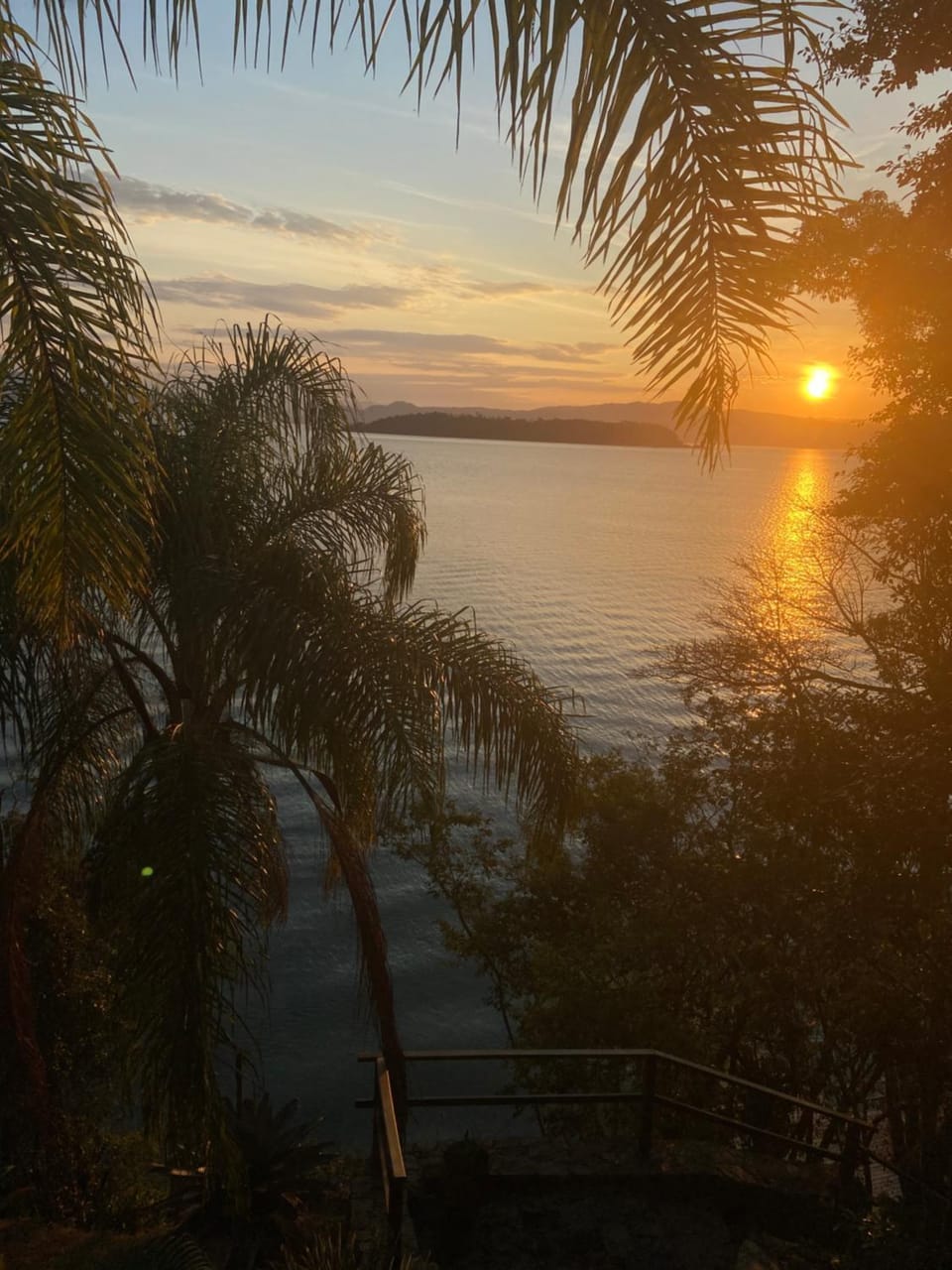 Villa Sambaqui com piscina coberta privativa, vista e acesso ao mar Villa in Florianopolis