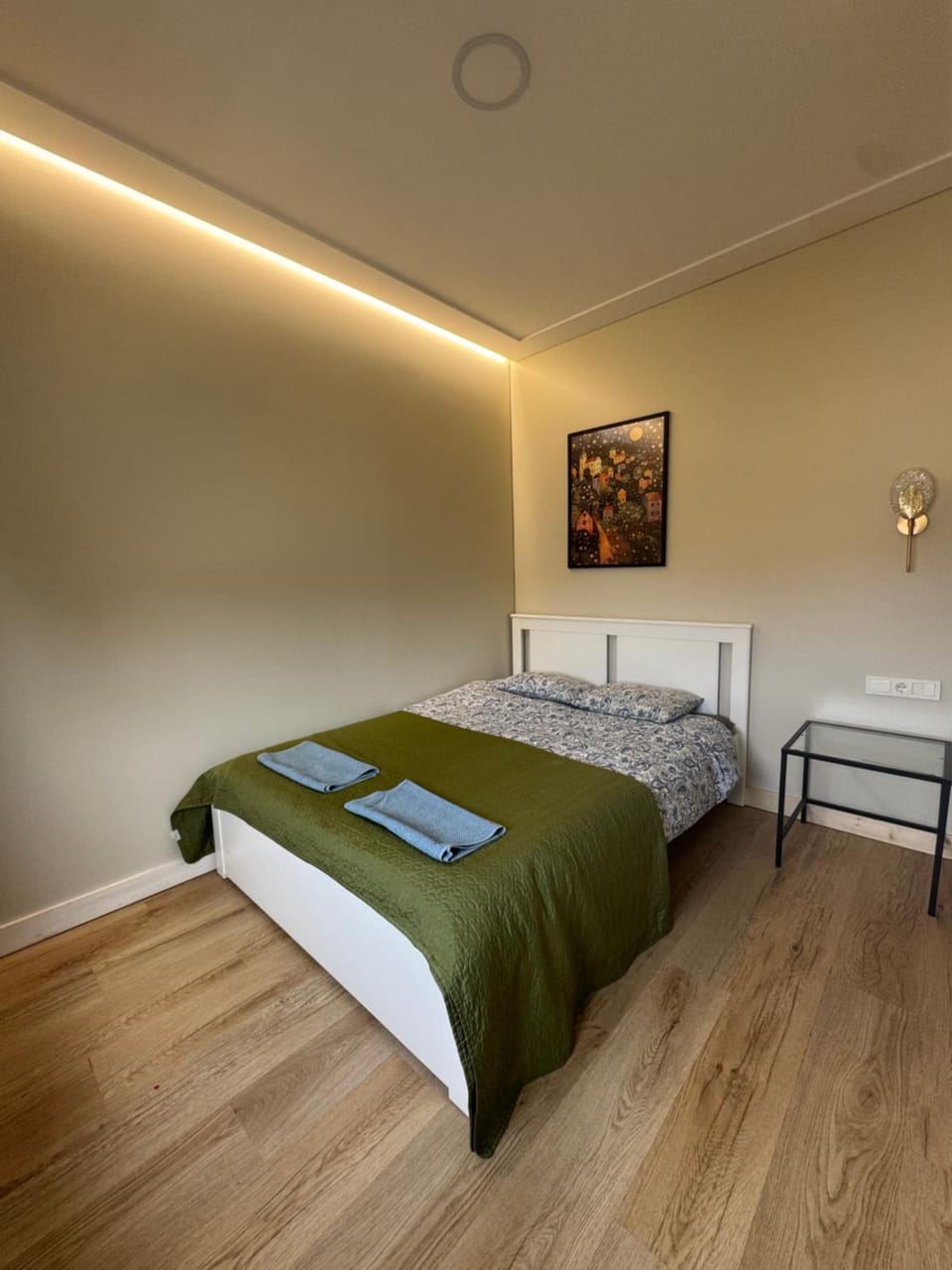 Photo of the whole room, Bedroom