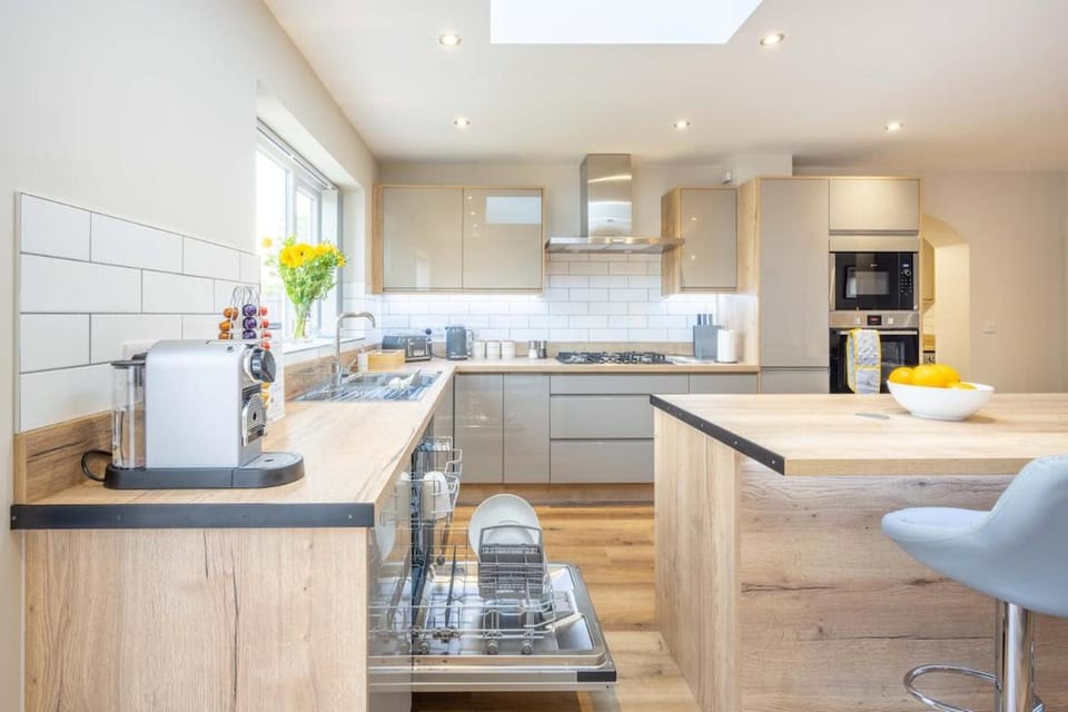 6 Bedroom, 2 Bathroom Modern, Spacious Home House in Shirley