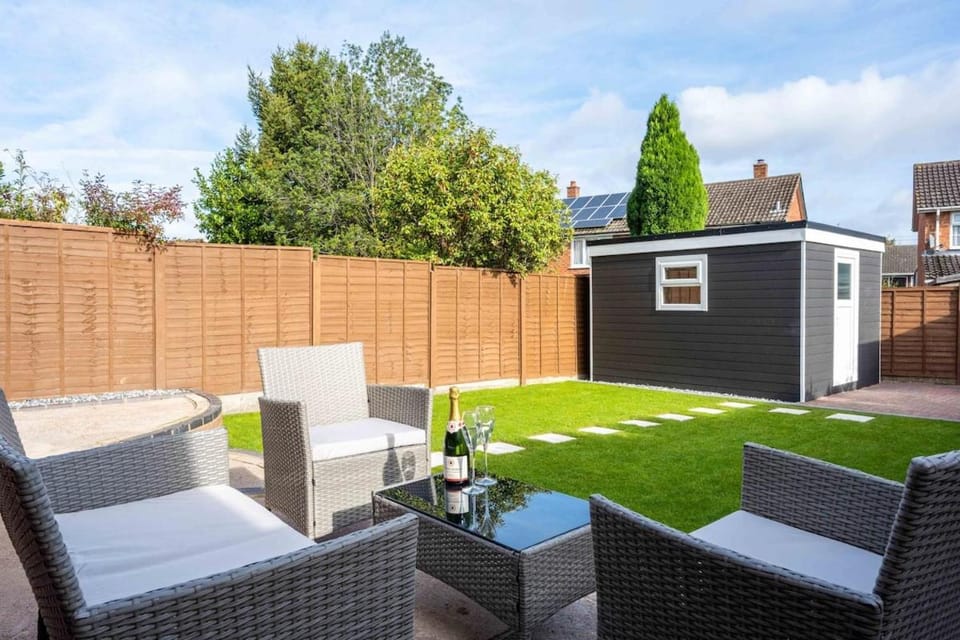 6 Bedroom, 2 Bathroom Modern, Spacious Home House in Shirley