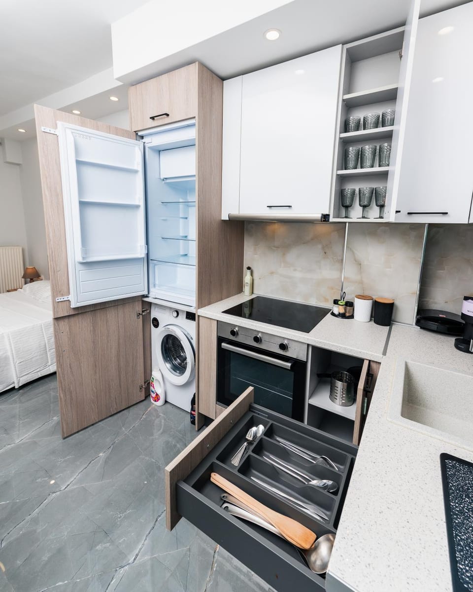Kitchen or kitchenette, oven, stove, washing machine