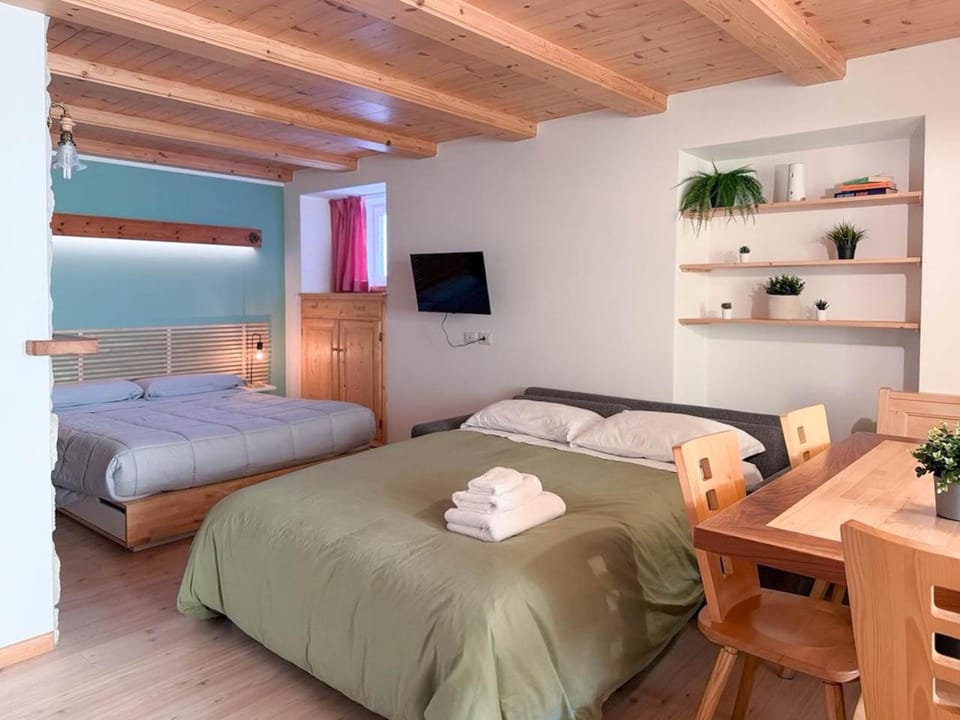 Bed, TV and multimedia, Photo of the whole room, Bedroom, towels