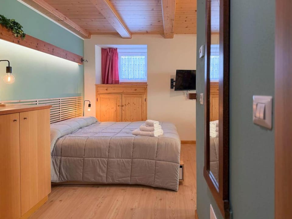 Bed, TV and multimedia, Photo of the whole room, Bedroom, wardrobe