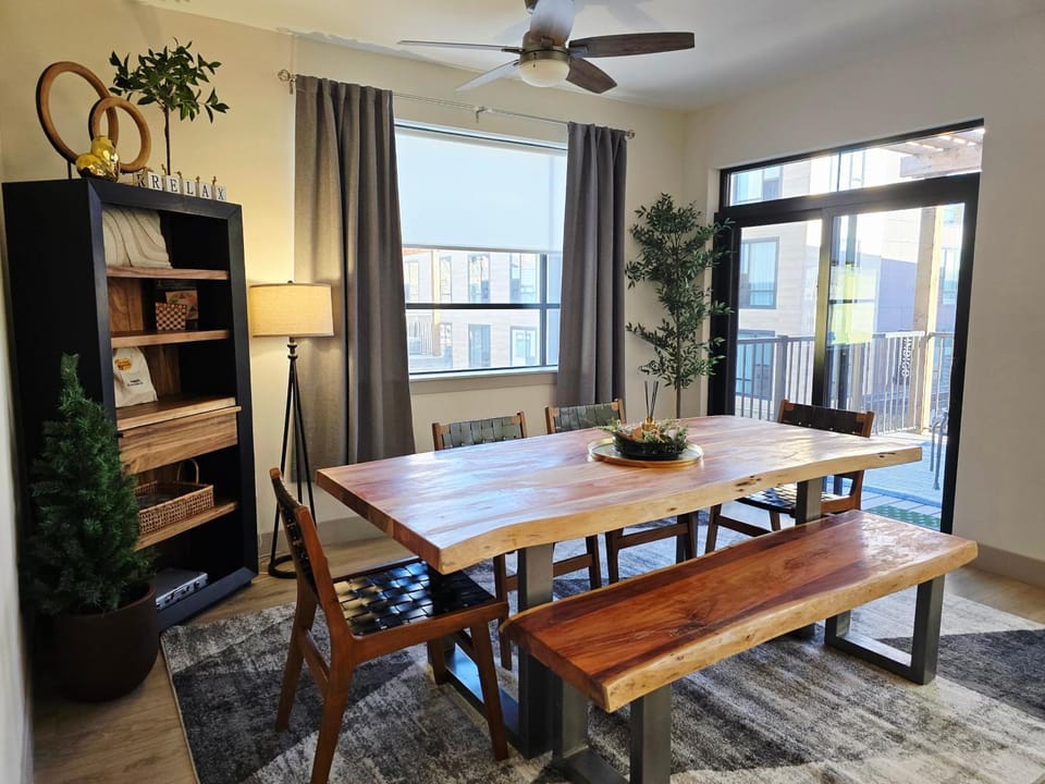 4th Street Alpine Loft - New - Central Ski Hub - King Bed, Garage Parking, Hot Tub, Great Location Apartment in Silverthorne