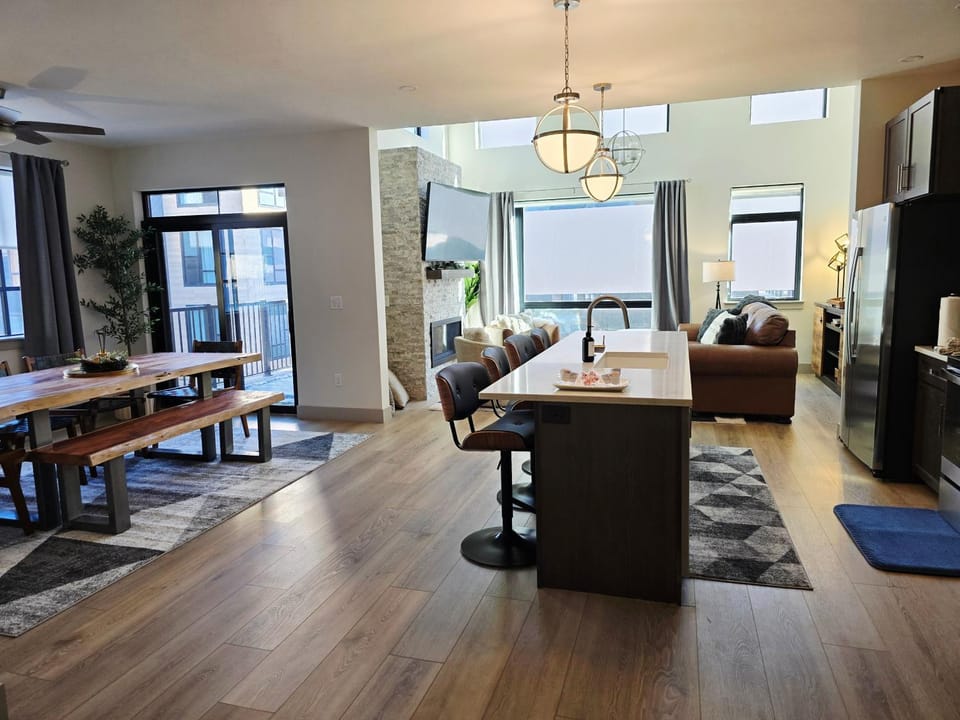 Kitchen or kitchenette, Living room, Seating area, Dining area