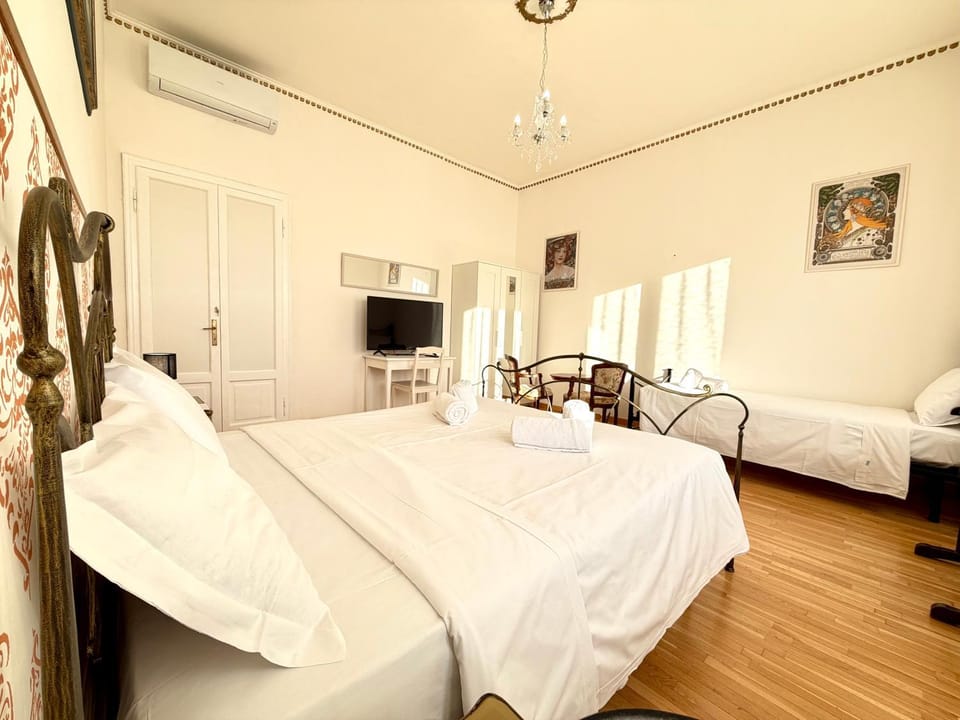 Bed, TV and multimedia, Photo of the whole room, Bedroom