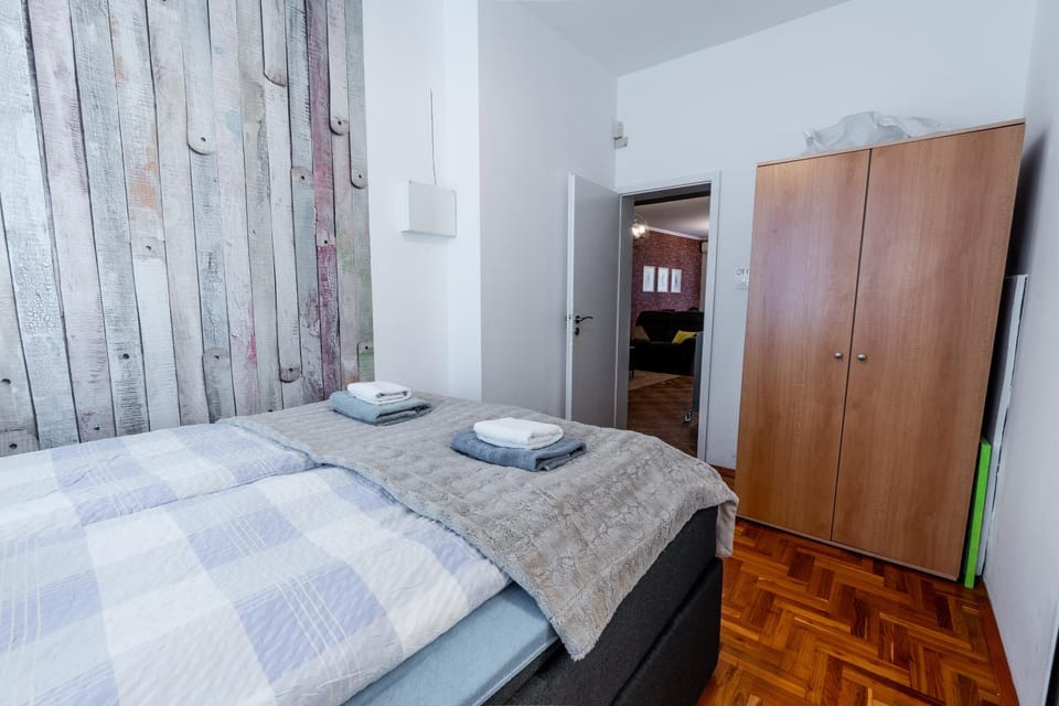 Bed, Bedroom, towels, wardrobe