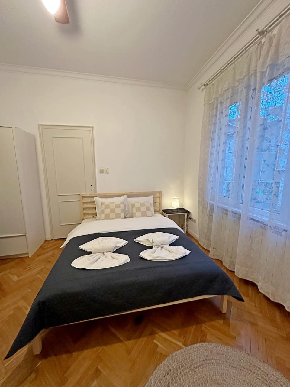 Bed, Bedroom, towels