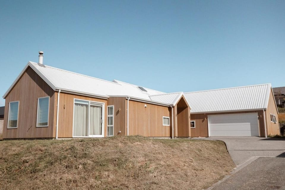 Lux Family Retreat and 5 mins to Wharf House in Tasman District, Tasman, New Zealand