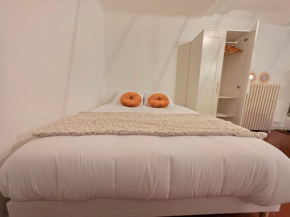 Bed, Photo of the whole room, Bedroom, internet