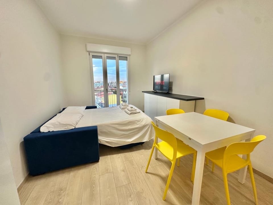 Bed, TV and multimedia, Kitchen or kitchenette, Living room, Photo of the whole room, Seating area, Dining area, Bedroom