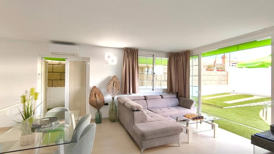 Living room, Photo of the whole room, Seating area, air conditioner