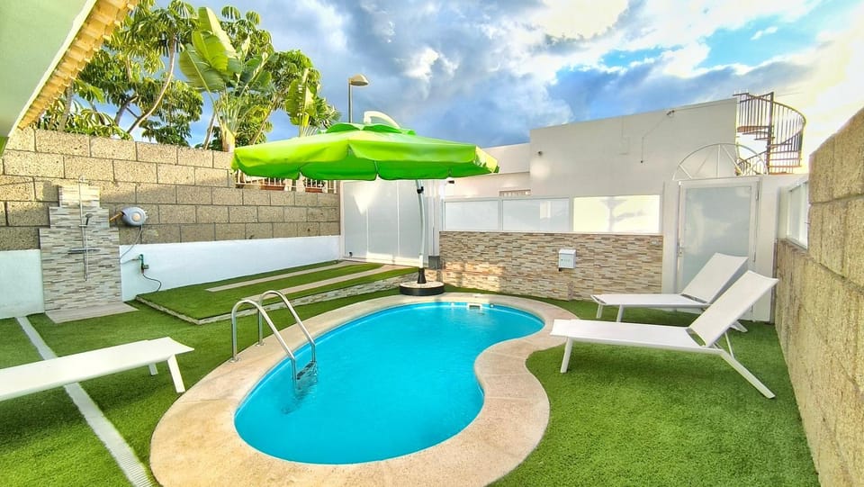Day, Pool view, Swimming pool, Parking, sunbed