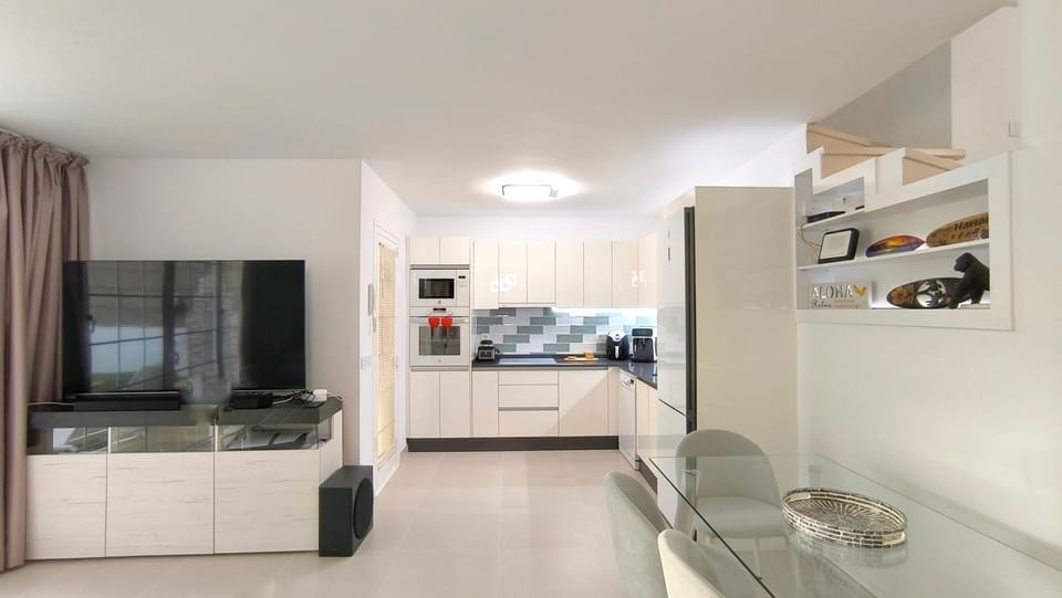 TV and multimedia, Coffee/tea facilities, Kitchen or kitchenette, Living room, Seating area, microwave, oven, stove