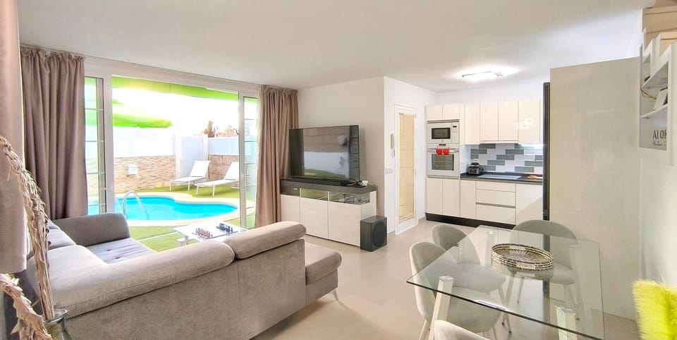 TV and multimedia, Kitchen or kitchenette, Living room, Seating area, Dining area, Evening entertainment, Pool view, Swimming pool, oven, sunbed