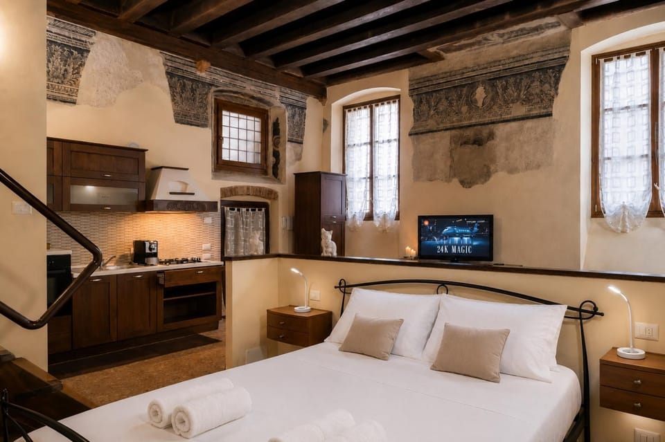 Bed, TV and multimedia, Photo of the whole room, Bedroom