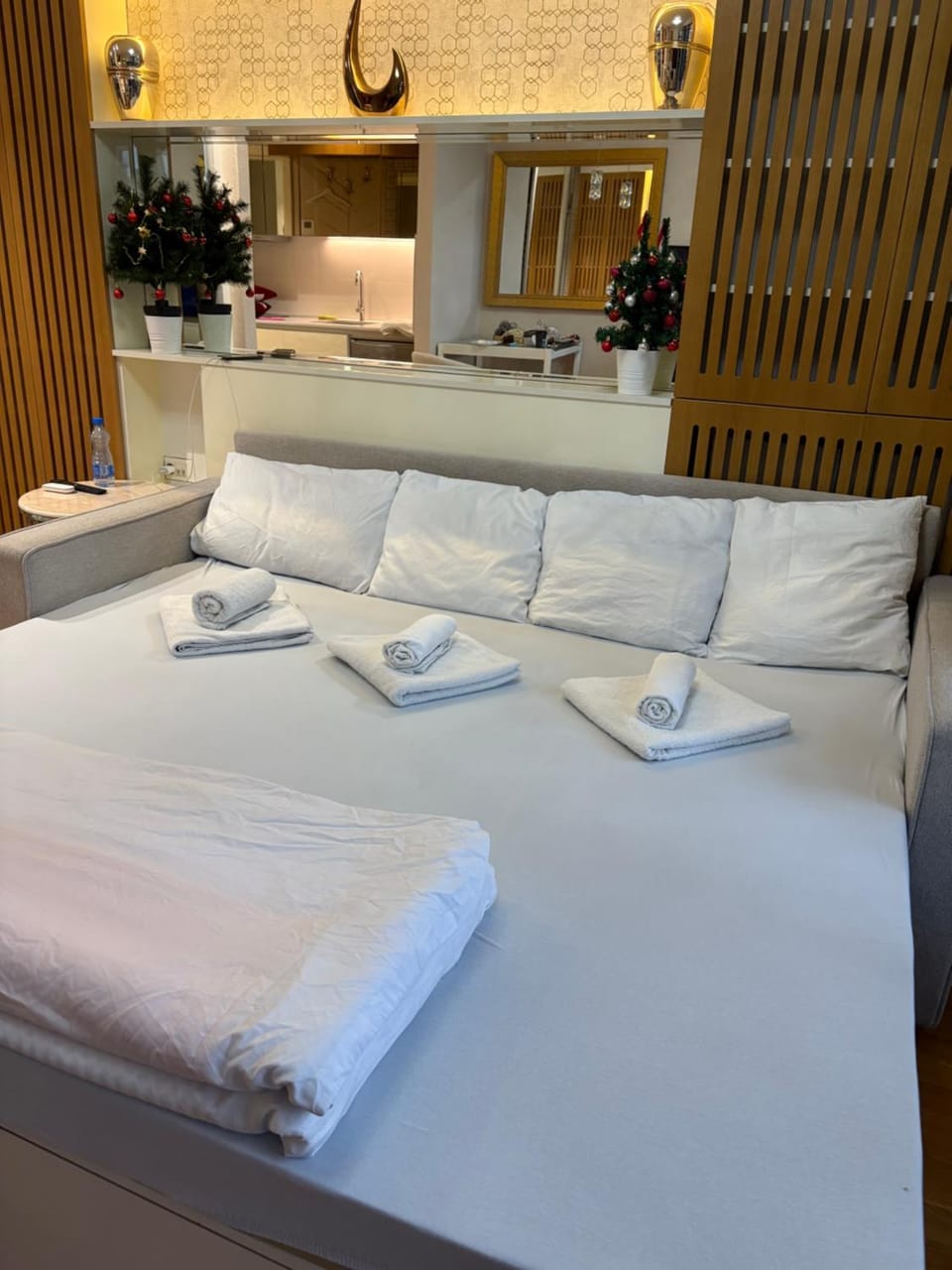 Bed, Bedroom, towels