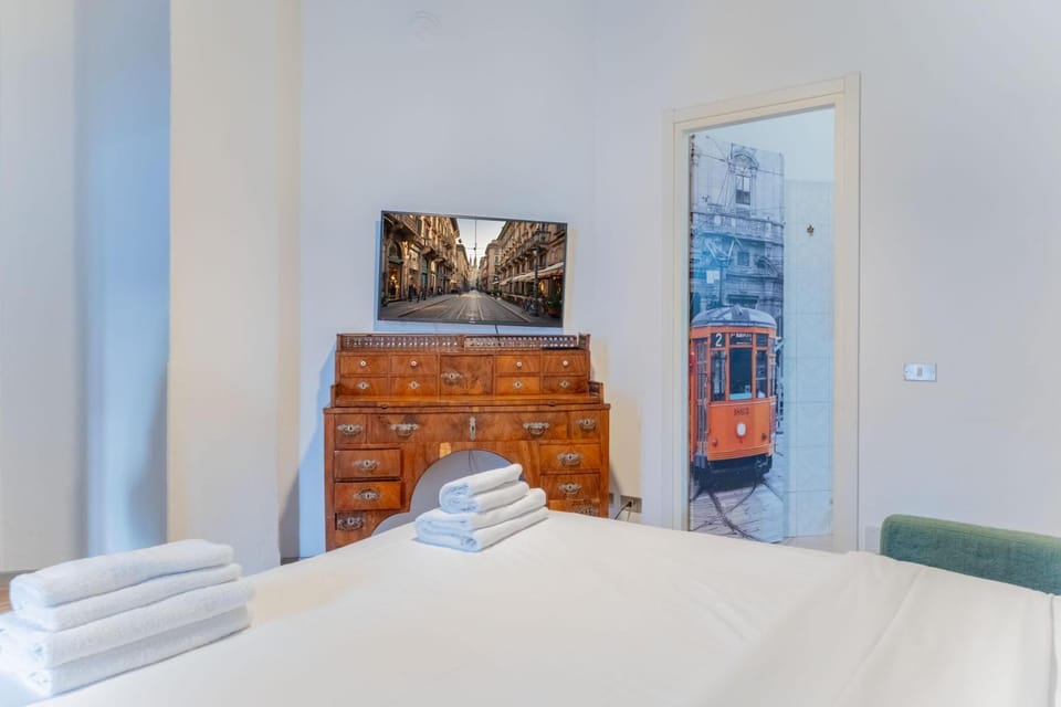 Bed, TV and multimedia, Living room, Seating area, towels