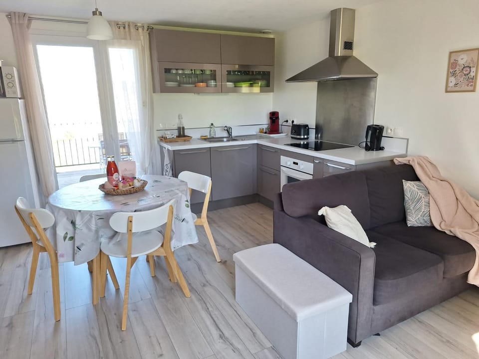 Coffee/tea facilities, Kitchen or kitchenette, Living room, Dining area, oven, pet friendly, stove, toaster