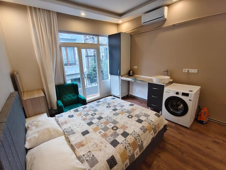 Bed, Photo of the whole room, Bedroom, minibar, towels, washing machine, dryer, air conditioner