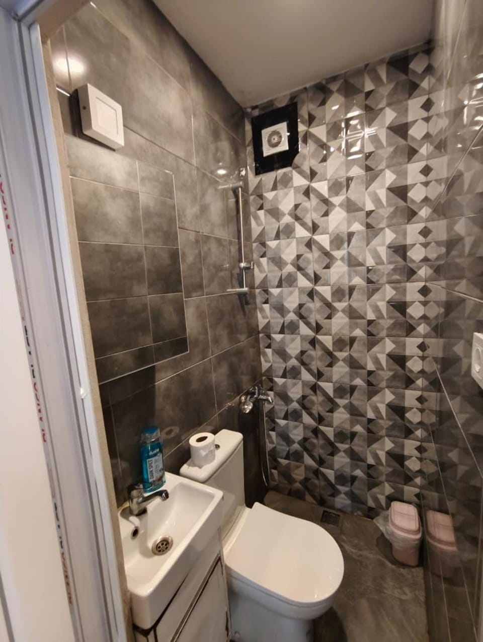 Shower, Toilet, Bathroom, bidet, towels