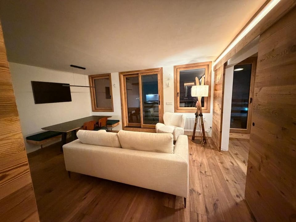 TV and multimedia, Living room, Evening entertainment