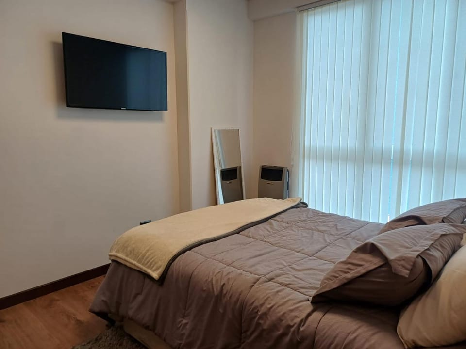 Bed, TV and multimedia, Photo of the whole room