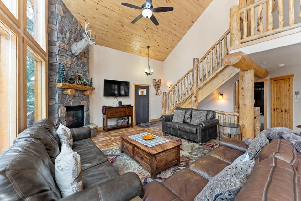 Day, TV and multimedia, Living room, fireplace, furniture