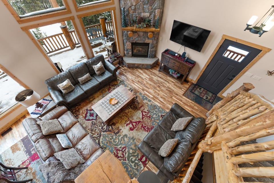 Day, TV and multimedia, Living room, Seating area, fireplace, furniture