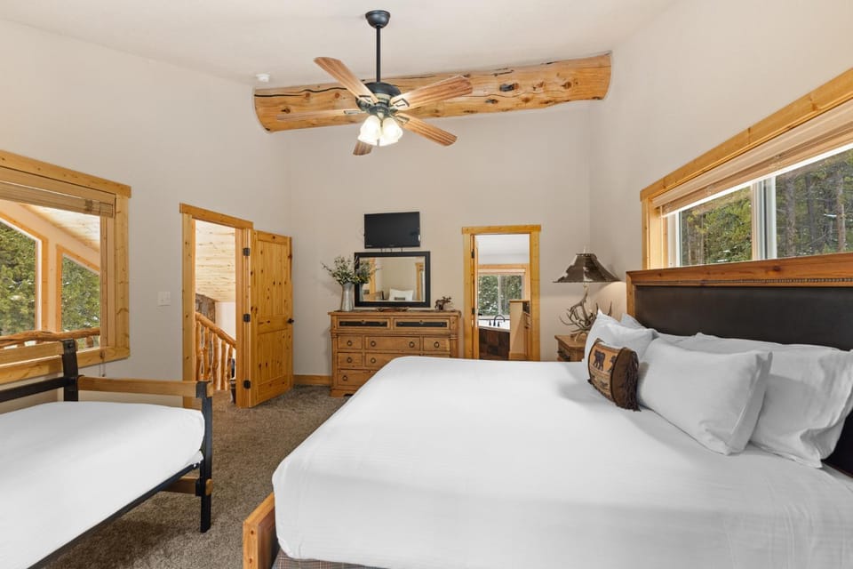 Bed, Natural landscape, TV and multimedia, View (from property/room), Bedroom, furniture