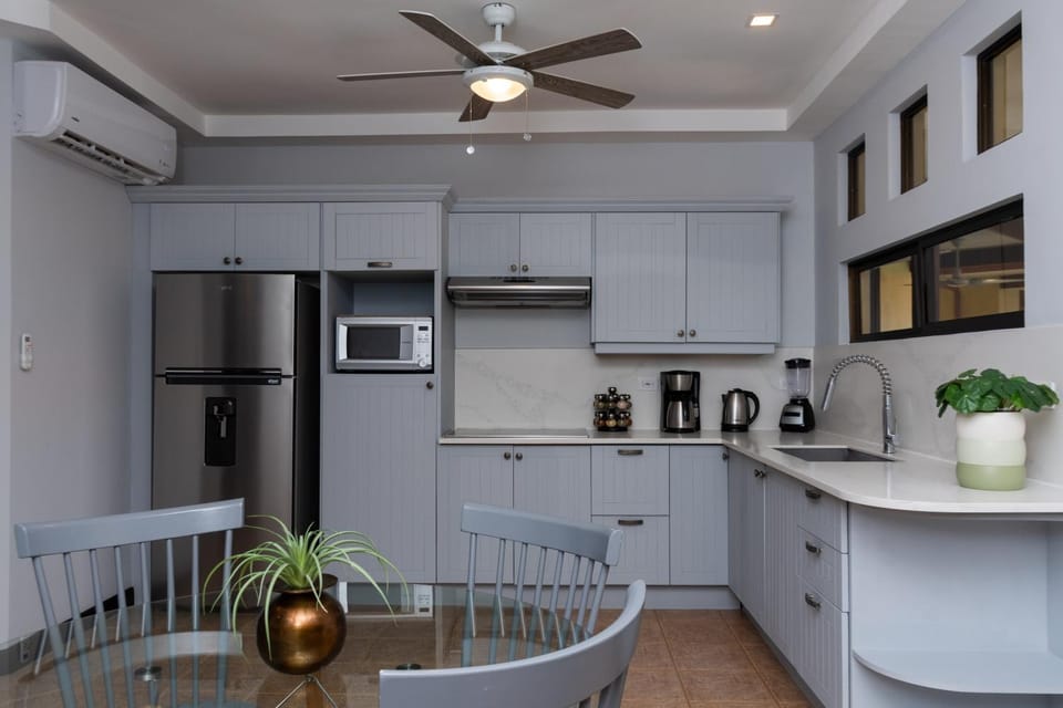 Coffee/tea facilities, internet, microwave, kitchen, air conditioner