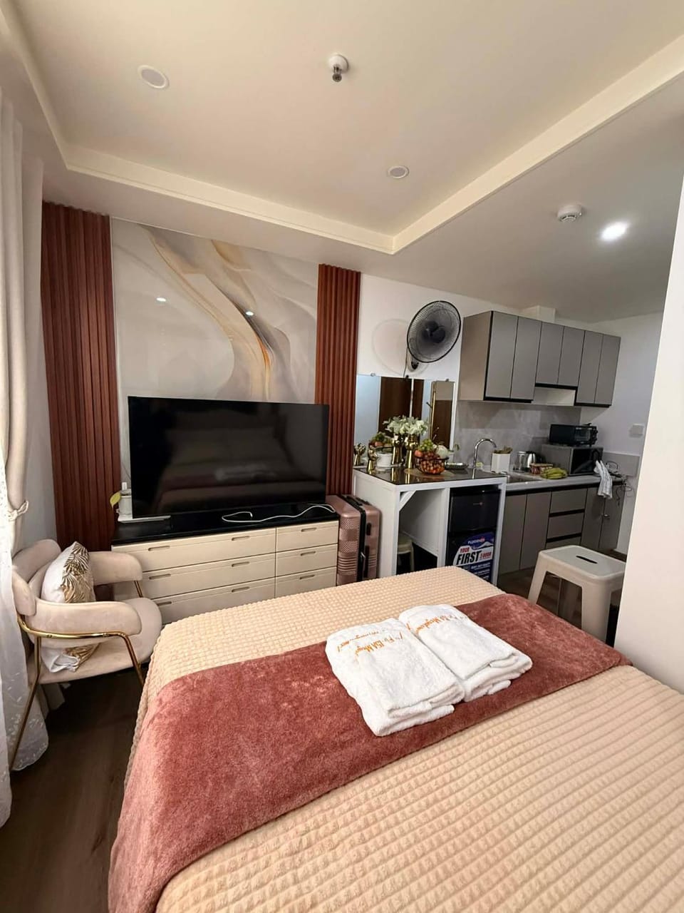 Bed, TV and multimedia, Kitchen or kitchenette, Living room