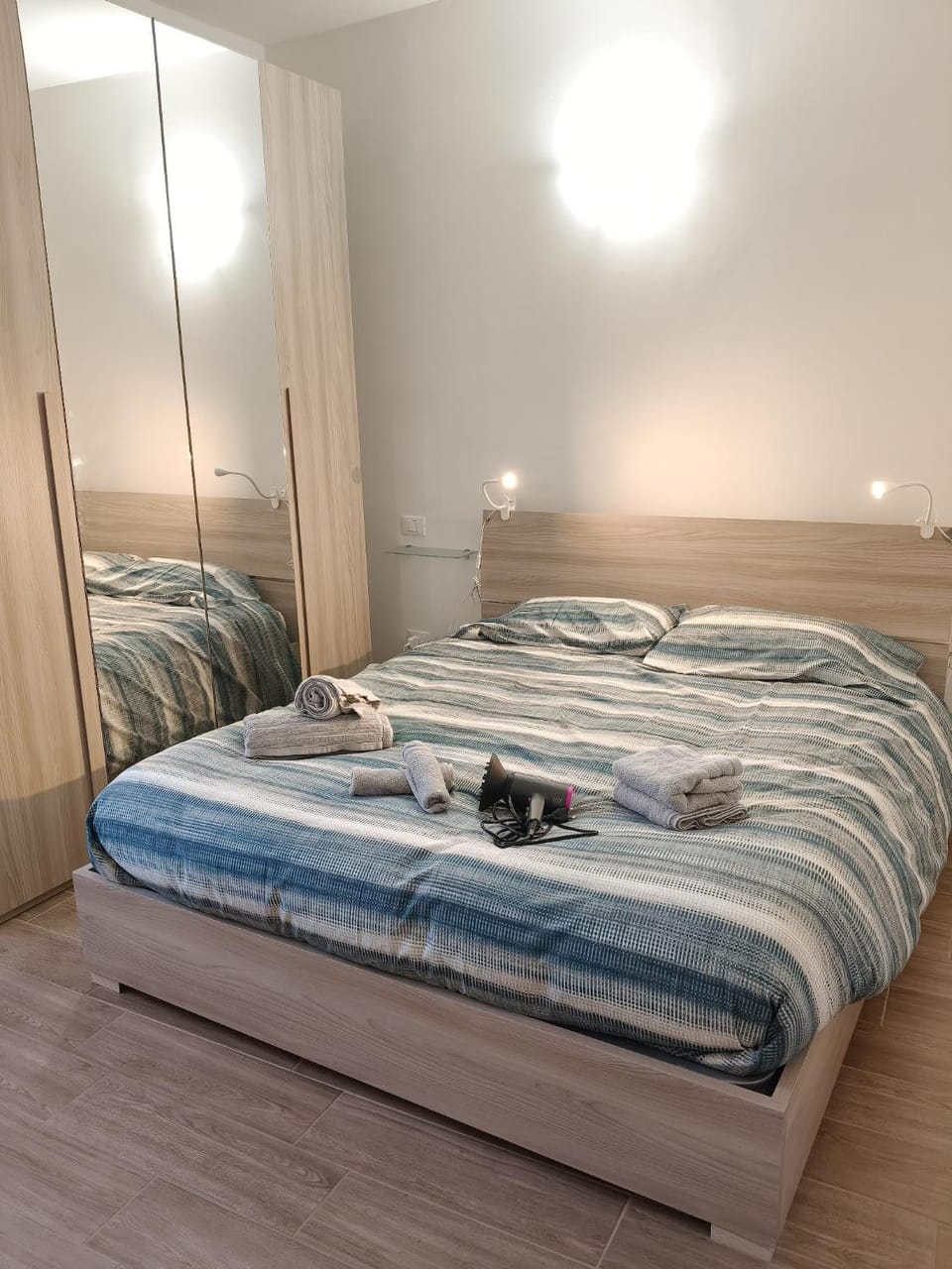 Bed, Photo of the whole room, Bedroom, towels