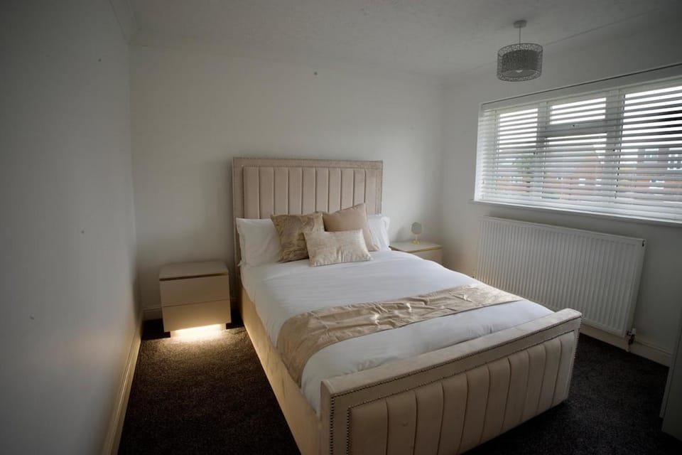 Solaire - Luxury 3BR Near Gatwick, Fire Place, Garden & Free Parking House in Crawley