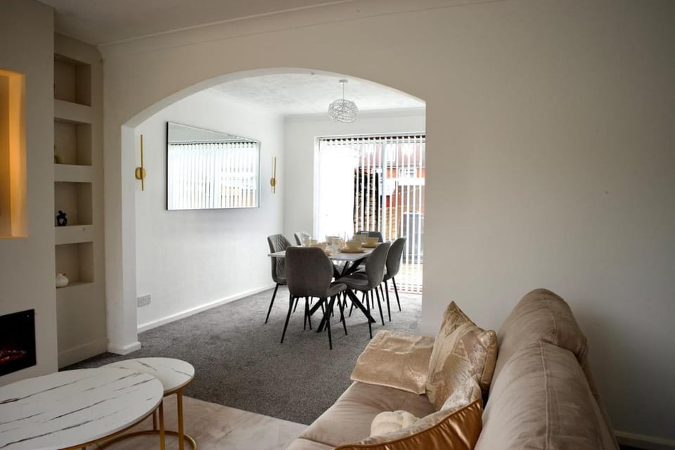 Solaire - Luxury 3BR Near Gatwick, Fire Place, Garden & Free Parking House in Crawley