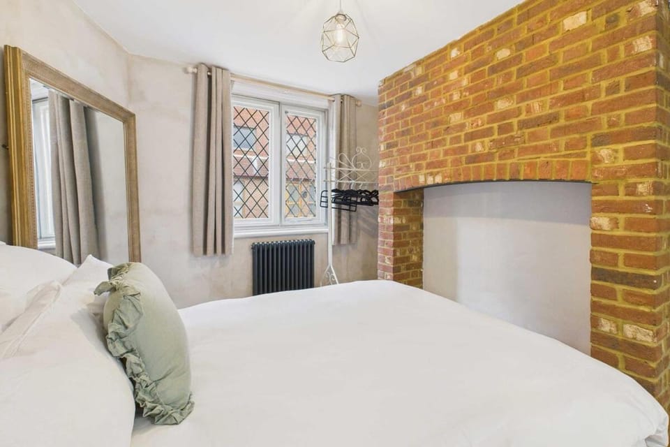 Heritage 1-Bed - Sleeps 3 - Gated Parking - Fast WiFi Apartment in Bedford